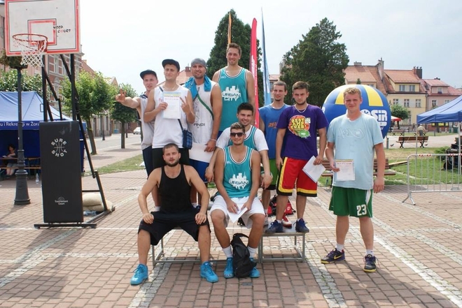 „Urban City” najlepsze w turnieju ulicznej koszykówki. Za nimi „Emeryci.PL”, mat. prasowe