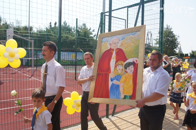 Św. Jan Paweł II czuwa nad dziećmi z Roju. Jego imię nosi nowo otwarte Przedszkole nr 17, wk