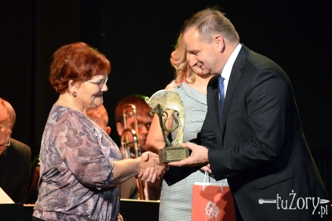 Zofia Przeliorz odbiera z rąk Waldemara Sochy Nagrodę Kulturalną w kategorii „ochrona kultury”
