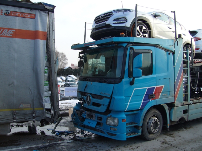 Niecodzienna kolizja w Żorach. Trzy ciężarówki zderzyły się na „wiślance”, KMPSP Żory