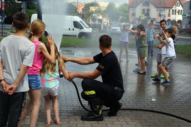 Policjanci, ratownicy, strażacy i saperzy dla najmłodszych mieszkańców Żor, KMP Żory