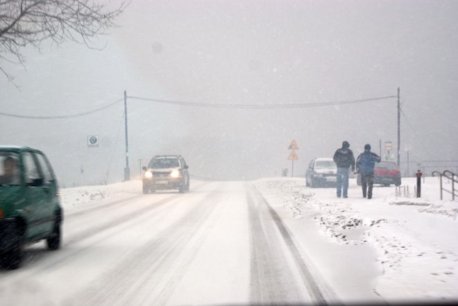 Gdy na drogach zalega śnieg. „Drogówka” ma kilka rad dla kierowców, 